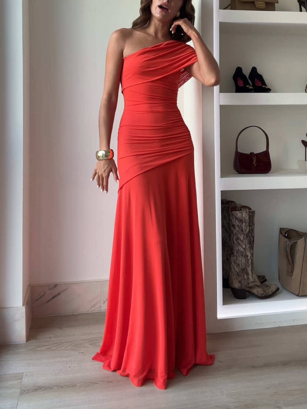 Vestido largo elástico fruncido con hombros descubiertos y malla elegante y sin esfuerzo