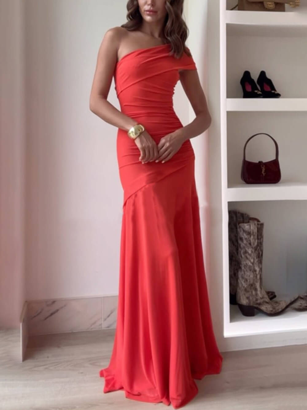Vestido largo elástico fruncido con hombros descubiertos y malla elegante y sin esfuerzo