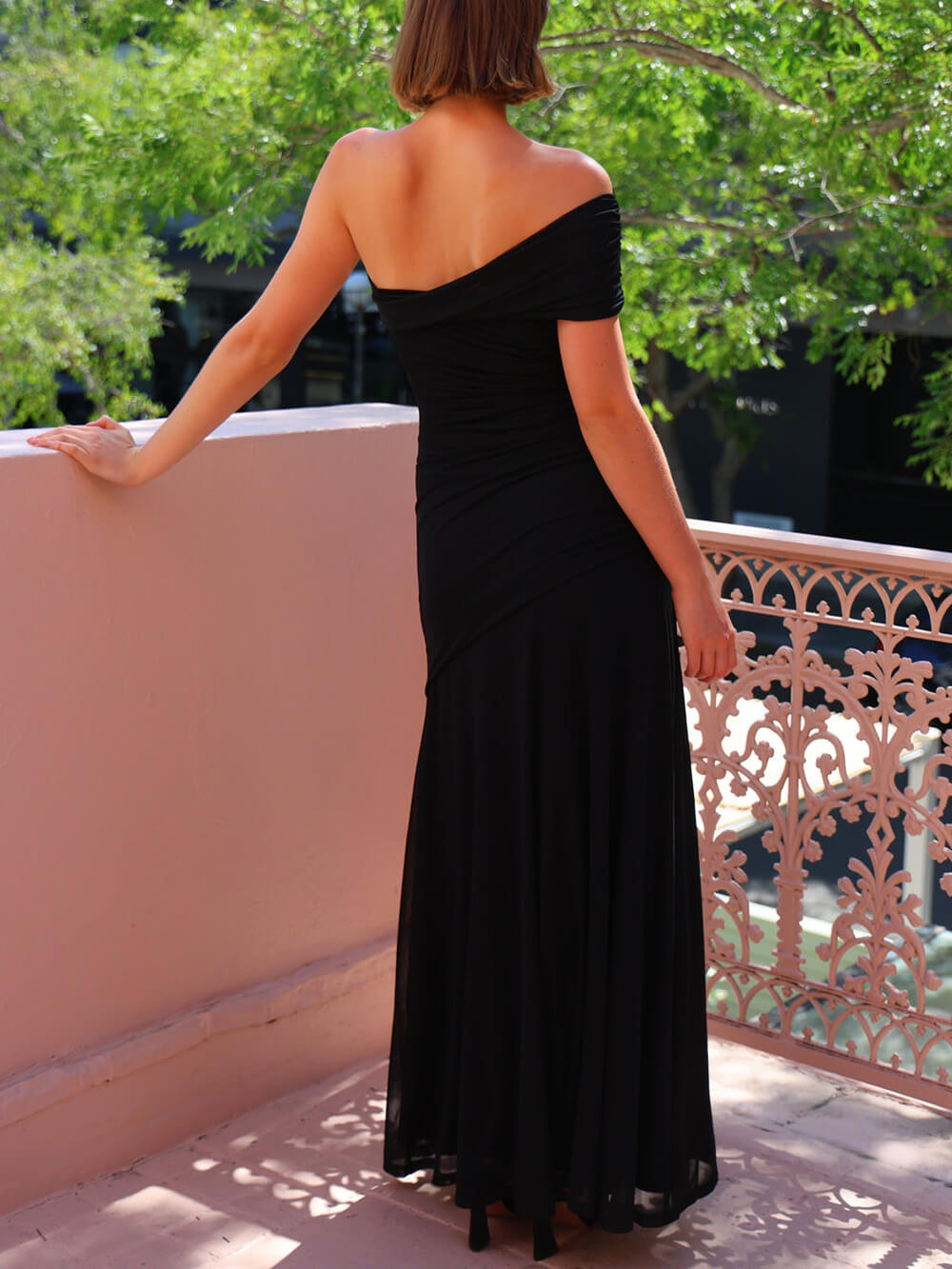 Vestido largo elástico fruncido con hombros descubiertos y malla elegante y sin esfuerzo