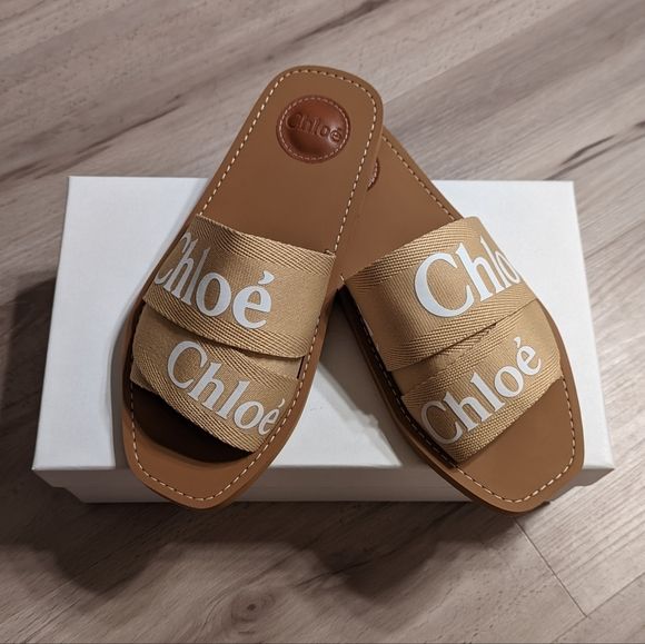 Sandalias planas Woody: un lujo informal para el verano