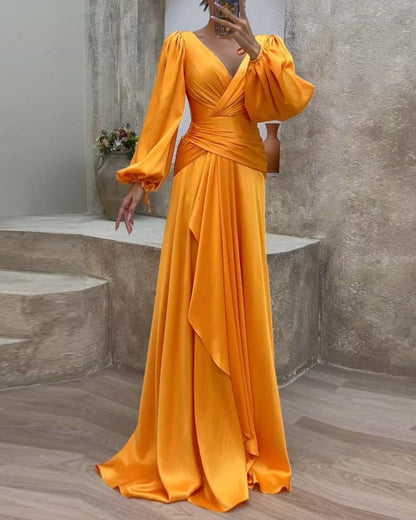 Robe de couleur unie à col en V, manches longues et taille 