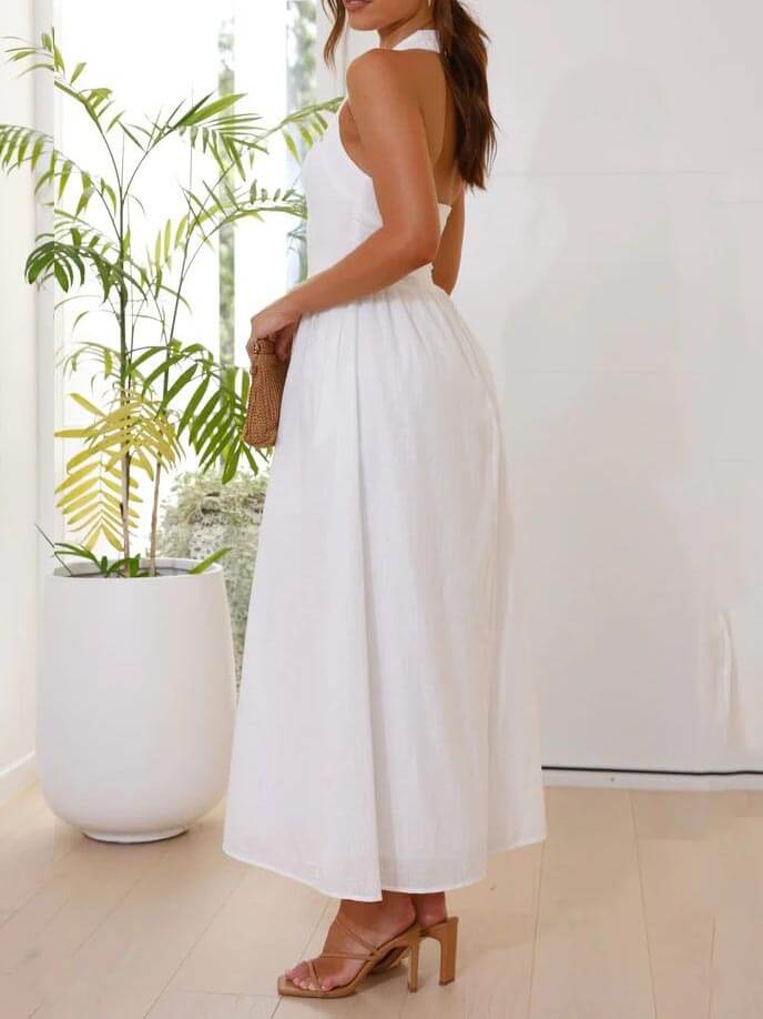 Vestido negro de cuello halter con cintura pequeña y largo medio