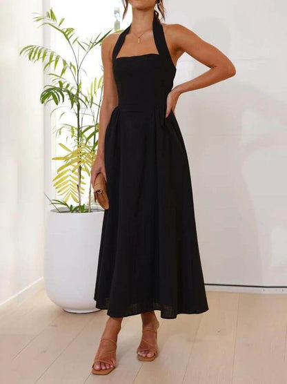 Vestido negro de cuello halter con cintura pequeña y largo medio