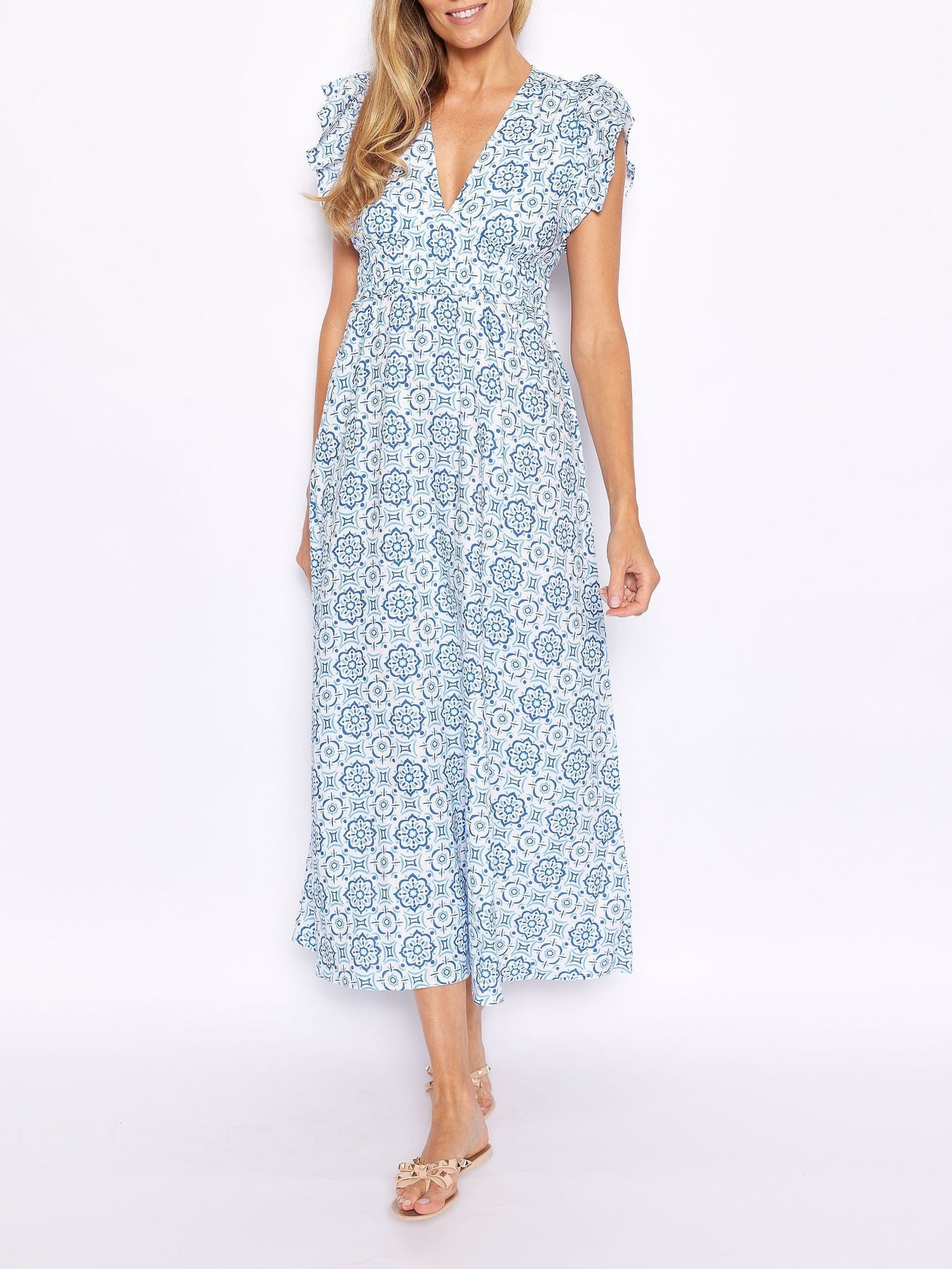 Vestido largo con medallón azul, escote en V y mangas onduladas