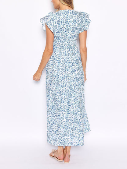 Vestido largo con medallón azul, escote en V y mangas onduladas