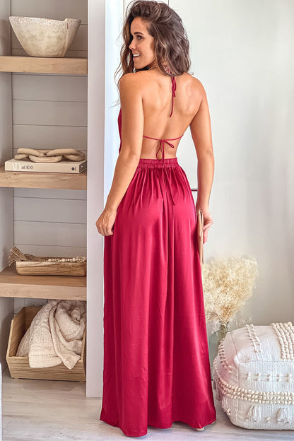 Robe longue en satin bordeaux à col bénitier et dos ouvert