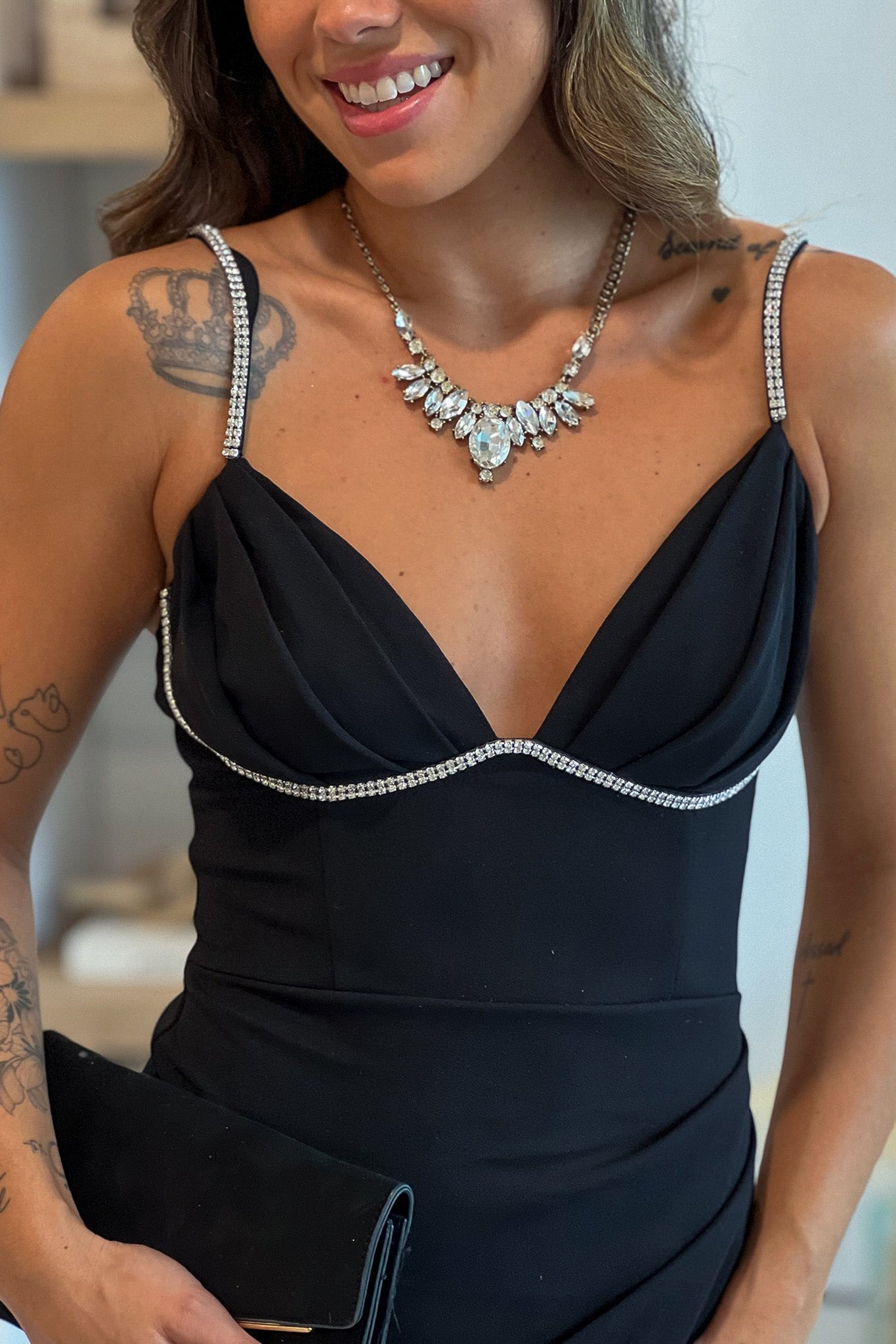 Robe longue noire avec fente et détails en strass