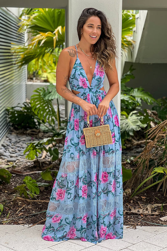 Robe longue bleue à fleurs avec découpe et détails en dentelle