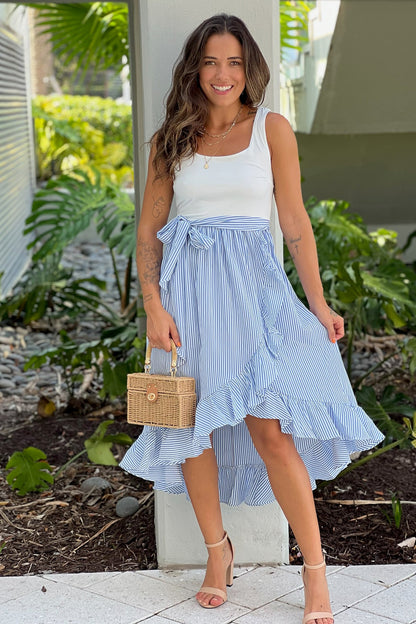 Vestido de rayas blancas y azules